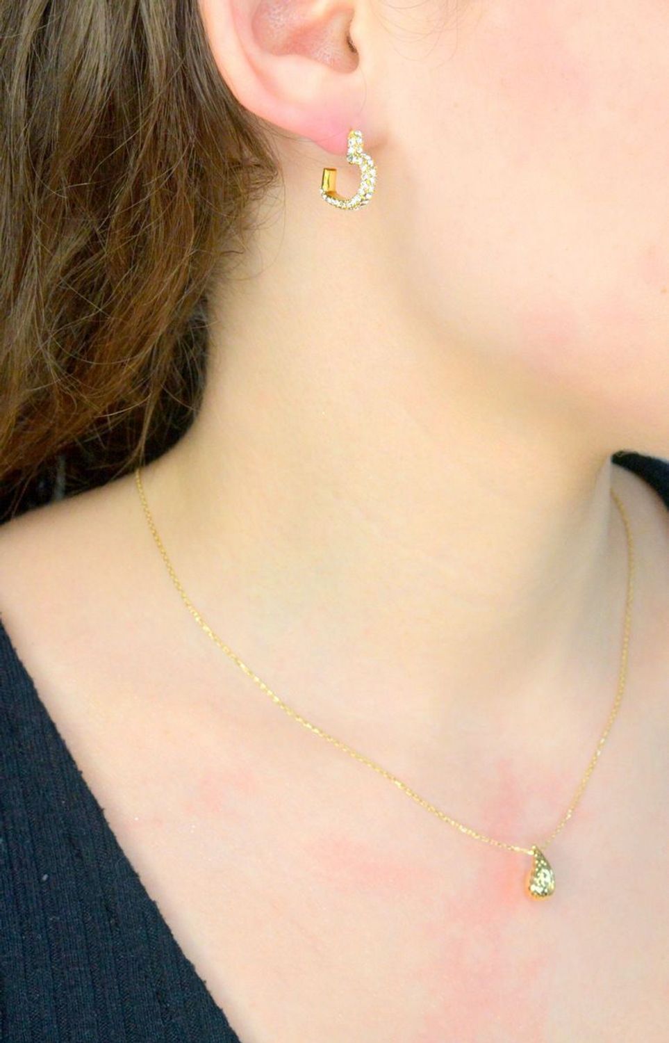 Złoty naszyjnik damski 375 mała kropla z ozdobnym grawerowaniem NA 3647A 375 Delikatny naszyjnik wykonany z najwyższej jakości złota próby 375. Złoty naszyjnik idealnie sprawdzi się w minimalistycznyc1.jpg